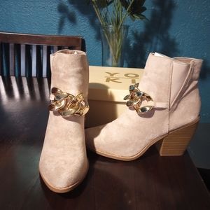 NWB YOKI Fashion Vella-75 Nude Gold Chain Suede Western Ankle Boots Size 10